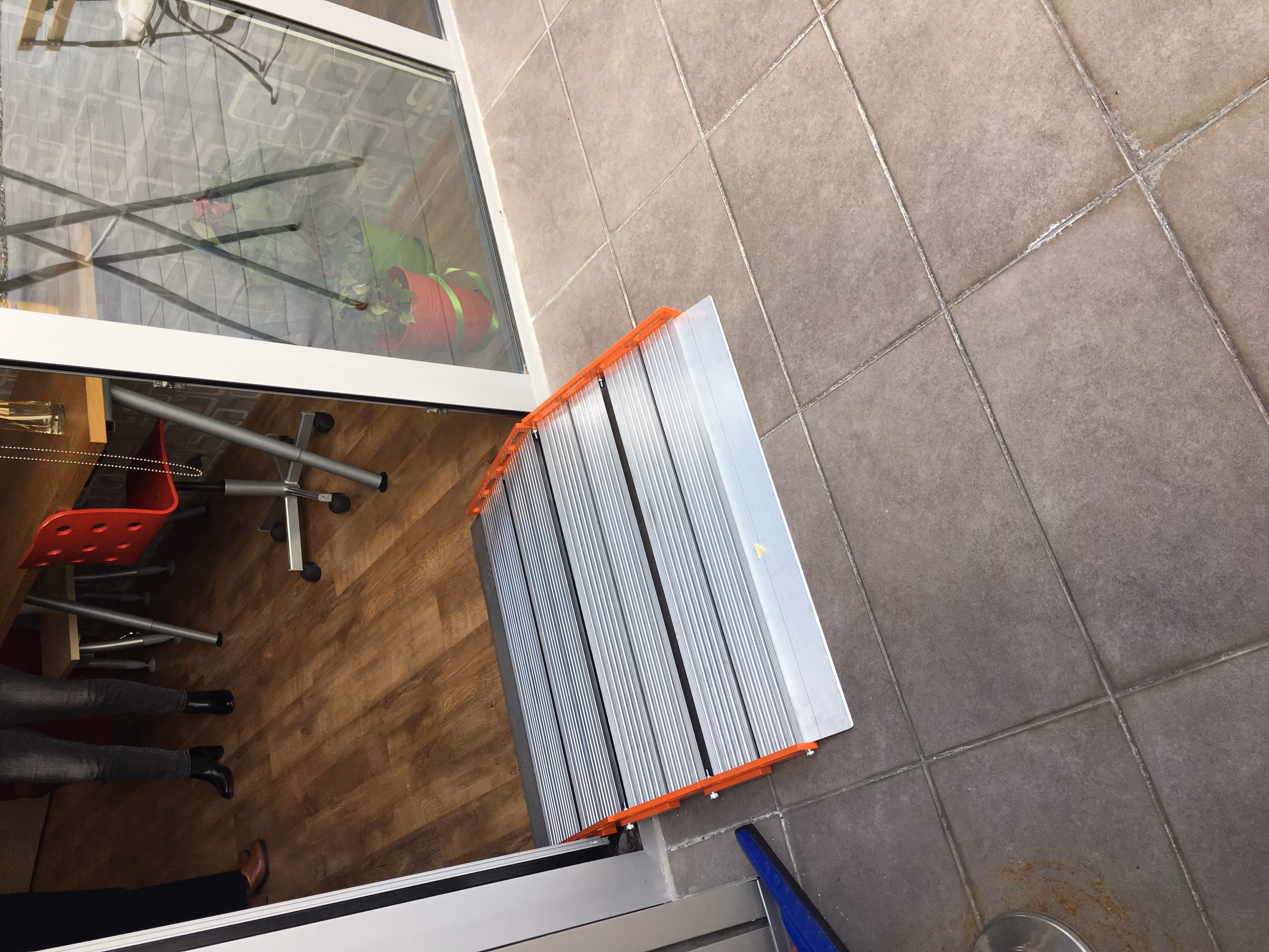 MIOR ROLL rampe seuil détail — passage aluminium balcon porte-fenêtre fauteuil roulant