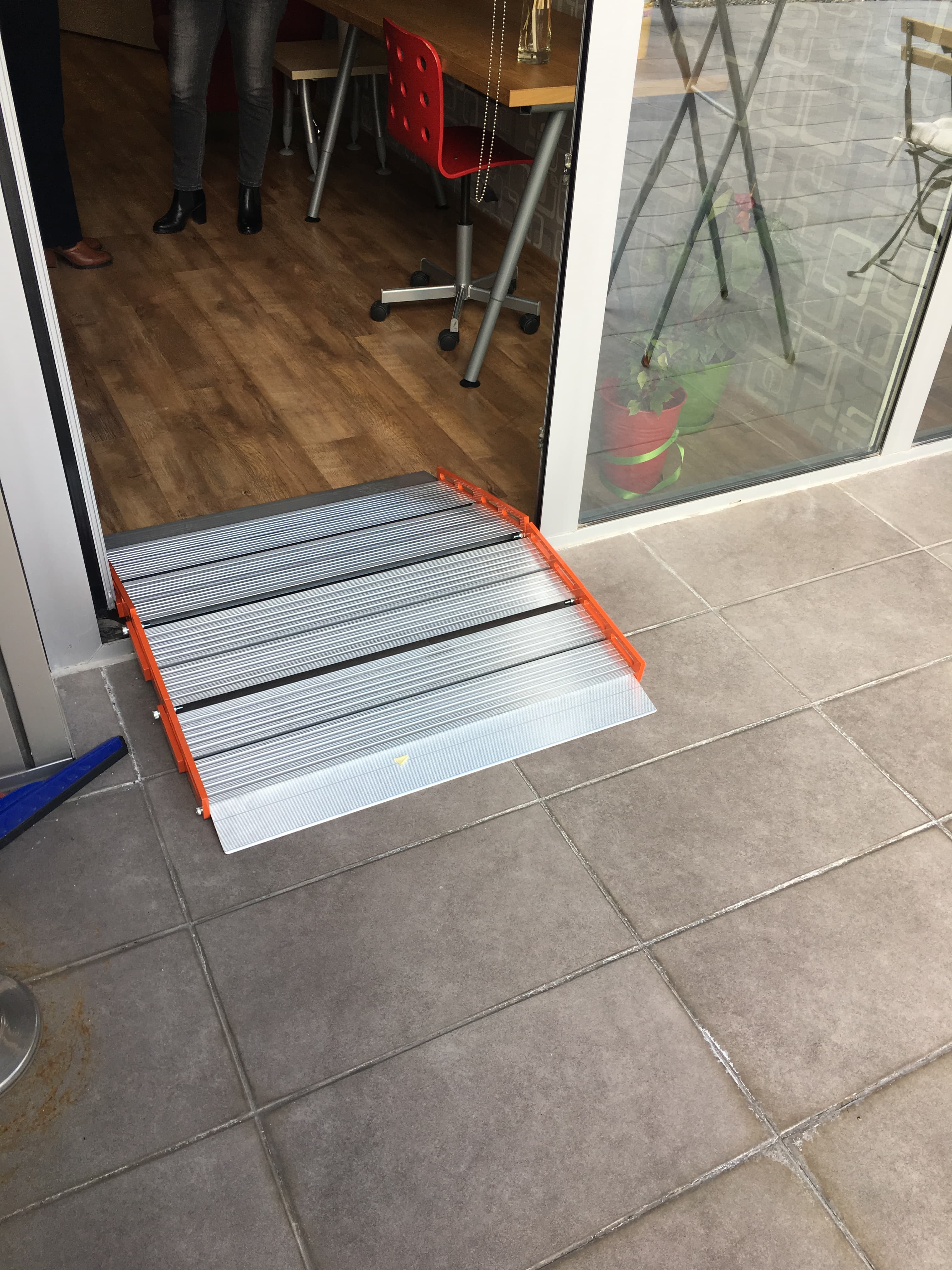 MIOR ROLL Schwellenrampe Detail — Aluminium Übergang Balkontür Rollstuhl
