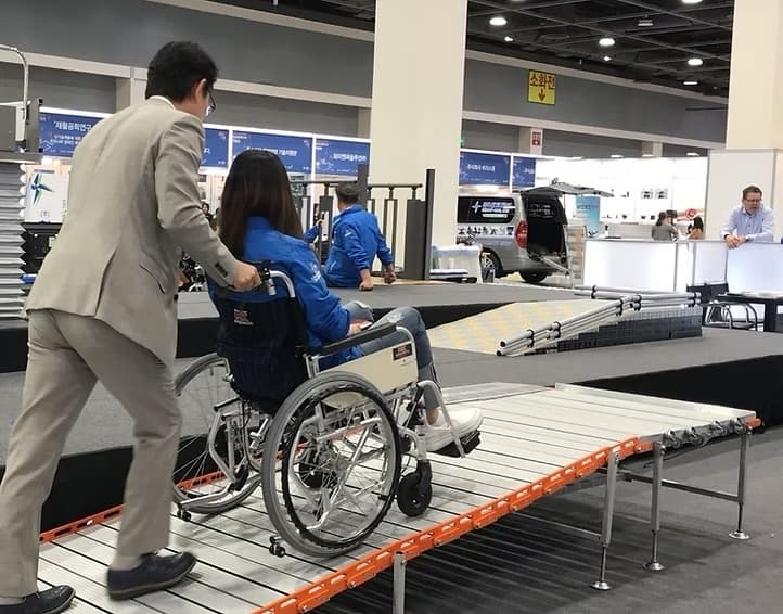 MIOR ROLL plateforme scène vue latérale — rampe modulaire fauteuil roulant événements