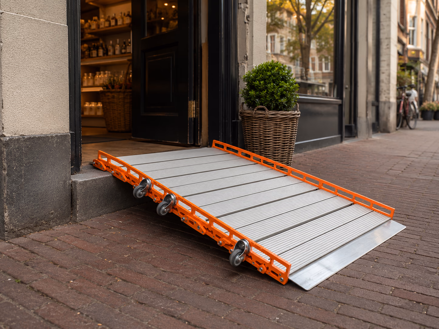 Aluminiowa rampa MIOR ROLL przy jednym stopniu — w użyciu przy drzwiach wejściowych